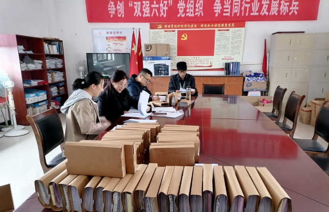 提高公司質(zhì)量在于公司治理。江西長運(yùn)以“國企改革三年行動(dòng)計(jì)劃”為抓手，通過完善現(xiàn)代企業(yè)治理體系，明晰治理主線，優(yōu)化治理結(jié)構(gòu)，助力公司激發(fā)內(nèi)生動(dòng)力，提升公司質(zhì)量，提高治理效能，涅槃升級(jí)，實(shí)現(xiàn)可持續(xù)發(fā)展。  圖片 01 加強(qiáng)黨的領(lǐng)導(dǎo)  圖片 江西長運(yùn)將黨的領(lǐng)導(dǎo)融入公司治理，與下屬企業(yè)全部完成“黨建進(jìn)章程”工作，制定重大事項(xiàng)黨