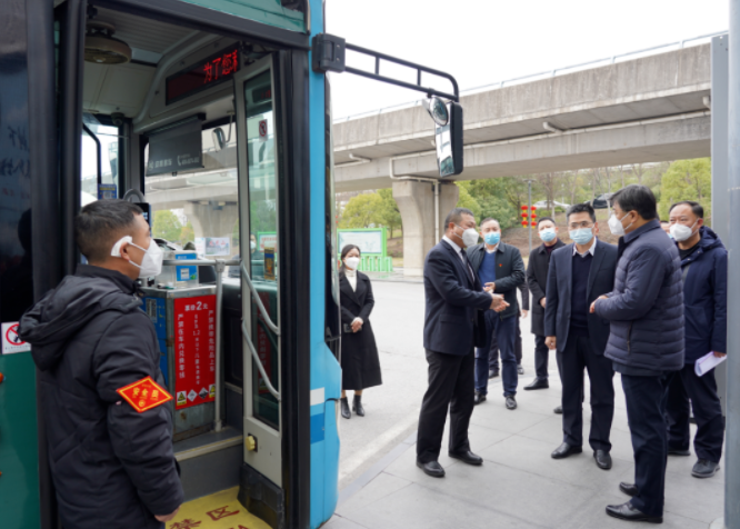 張子建走訪慰問鷹潭公交一線干部員工 肖良芝陪同
