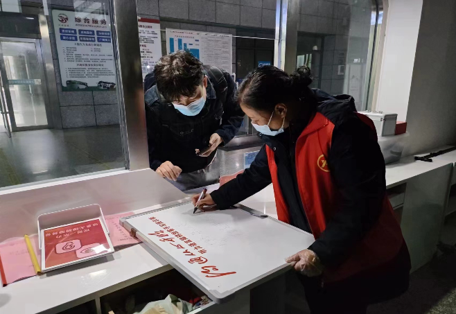 上饒汽運(yùn):聾啞旅客乘車問路 車站手寫板傳溫情