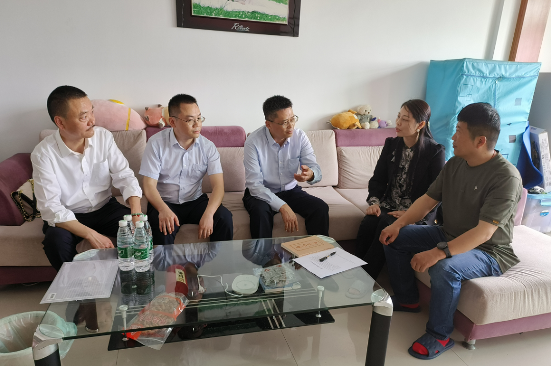 鷹潭公司開展新任領(lǐng)導(dǎo)班子成員廉政家訪活動(dòng) 肖良芝帶隊(duì)